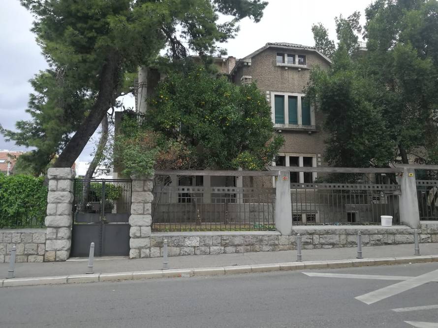 Kerumu su ispred vile ostavili upute kako nakiseliti kupus...