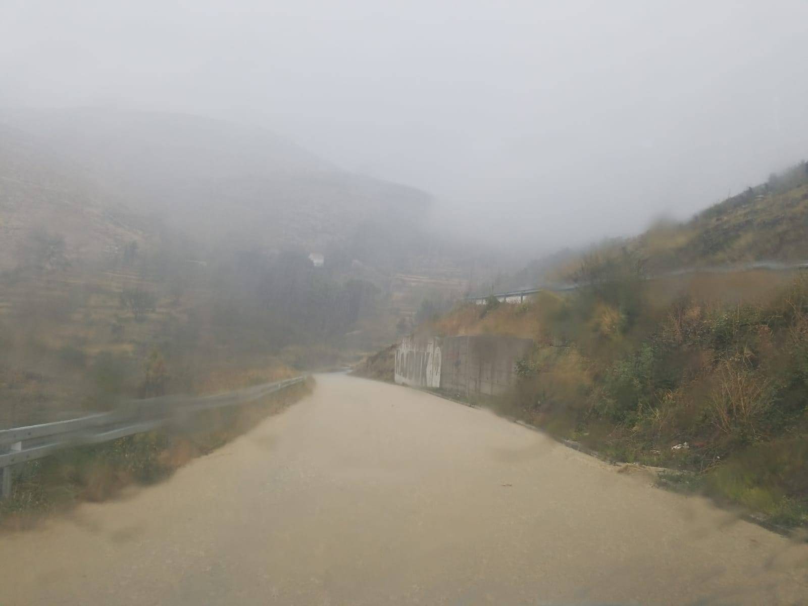 Vozači oprez! Kamene gromade padaju na ceste po Dalmaciji