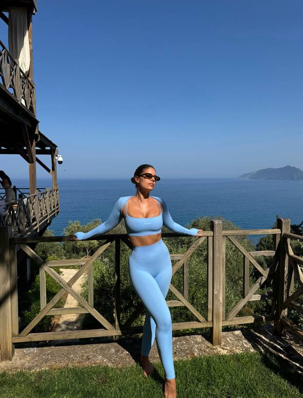 FOTO Nije mogla naći dovoljno dobar bikini za svoje savršeno tijelo pa ih sada dizajnira sama