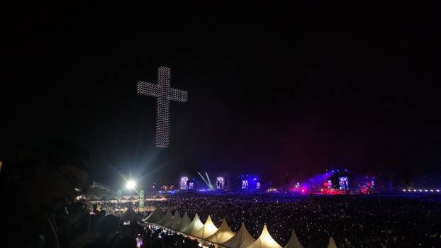 FOTO/VIDEO Spektakl na nebu: Dronovi formirali križ, Gospu...
