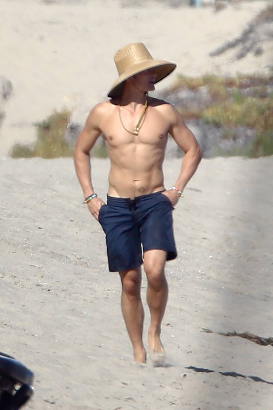 *PREMIUM EXCLUSIVE* Shirtless Orlando Bloom enjoys another sunny Beach Day in Malibu