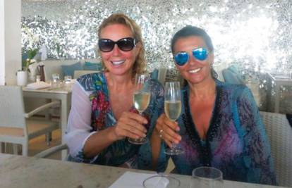 Lepa Brena u Tajlandu skinula gips i uživa u čaši šampanjca