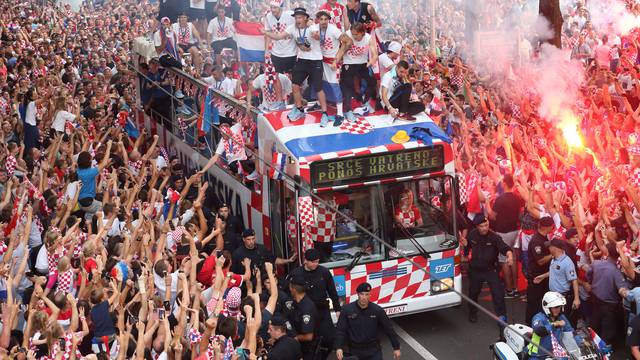 Diljem Ilice okupljeni graÄani doÄekali naÅ¡e reprezentativce