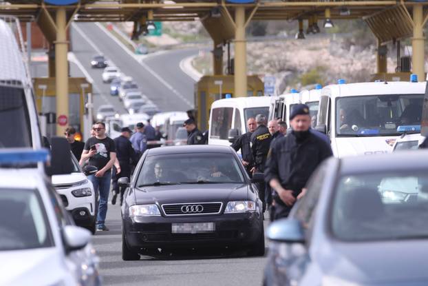 Dugopolje: Dolazak navijača na naplatne kućice gdje ih čeka policija 