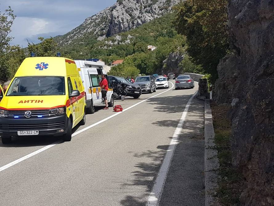 Vozila je dvoje djece: Zabila se u kamen, auto se preokrenuo...