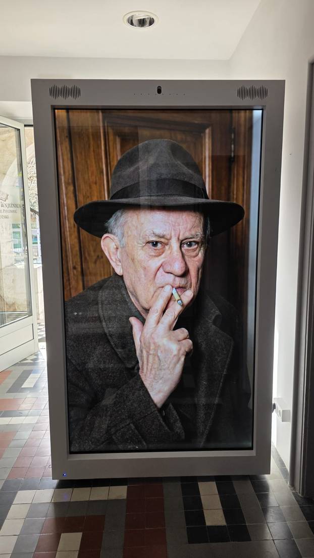 FOTO U Imotskom možete okinuti selfie s Tinom Ujevićem. Čak se i miče. Evo o čemu je riječ