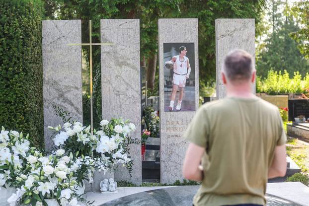 Zagreb: Delegacija Dinama položila vijenac na grob Dražena Petrovića povodom obljetnice njegove smrti