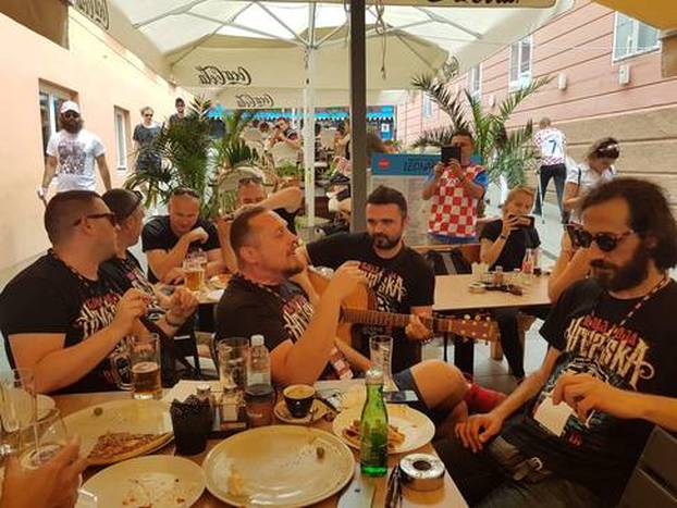 Zaprešić Boysi i Grdović satima pjevali iste pjesme, 'nabrijavali' navijače, a 'vatreni' nikako doći