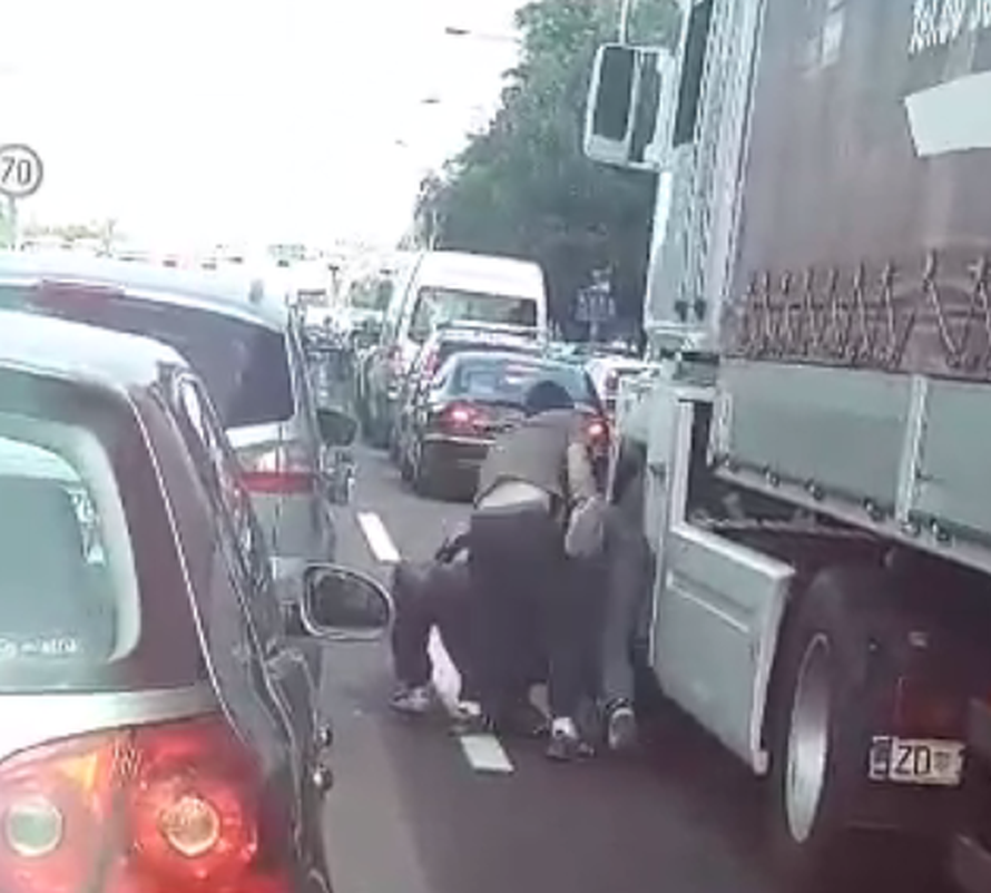 Obračun na asfaltu: Izvukli su vozača iz kamiona i pretukli ga