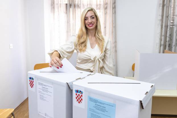 Pula: Kandidatkinja za istarsku županicu Sanja Radolović glasovala u drugom krugu lokalnih izbora