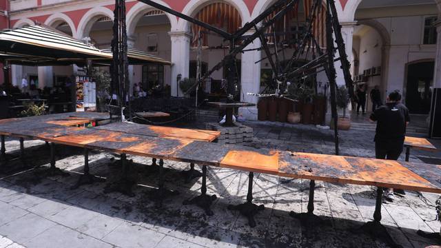 Split: Izgoreni stolovi, stolice i suncobrani ispred hotela na Prokurativama