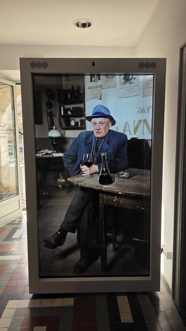 FOTO U Imotskom možete okinuti selfie s Tinom Ujevićem. Čak se i miče. Evo o čemu je riječ