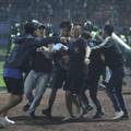 Indonezija: Broj poginule djece u stampedu nakon nogometne utakmice narastao je na 32