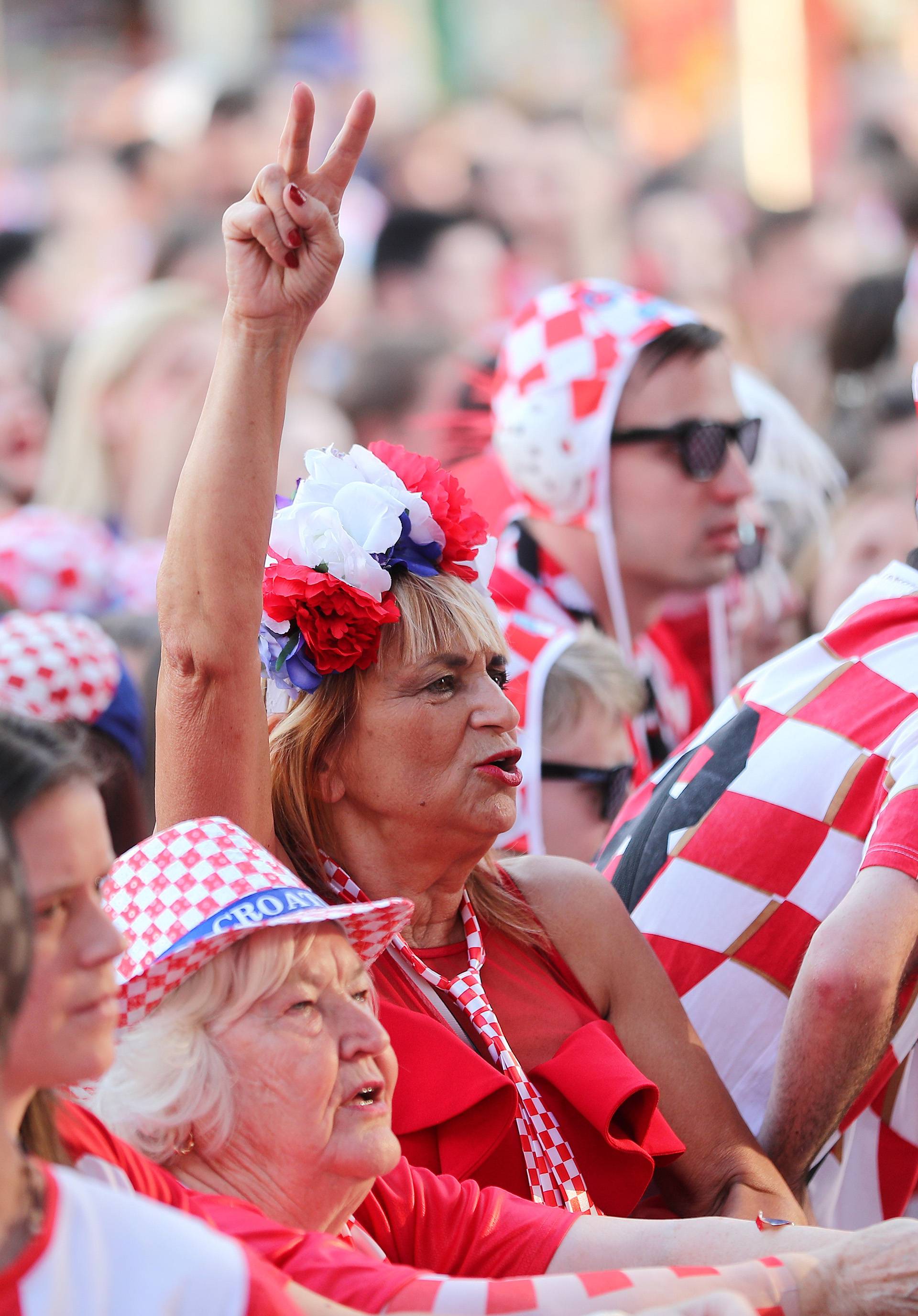 Zagreb: Atmosfera na Trgu uoÄi poÄetka utakmice Äetvrtfinala Rusija - Hrvatska