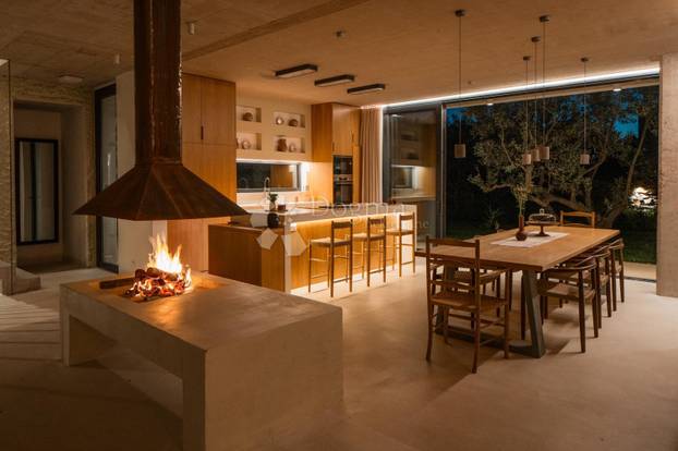 FOTO Nikad viđeno! Prodaje se vila na Šolti. Stoljetna maslina vam raste kraj kauča. Evo cijene