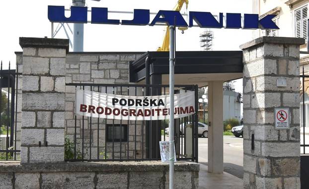 Pula: Na ulaznoj porti postavljen transparent s pozivom na Å¡trajk glaÄu