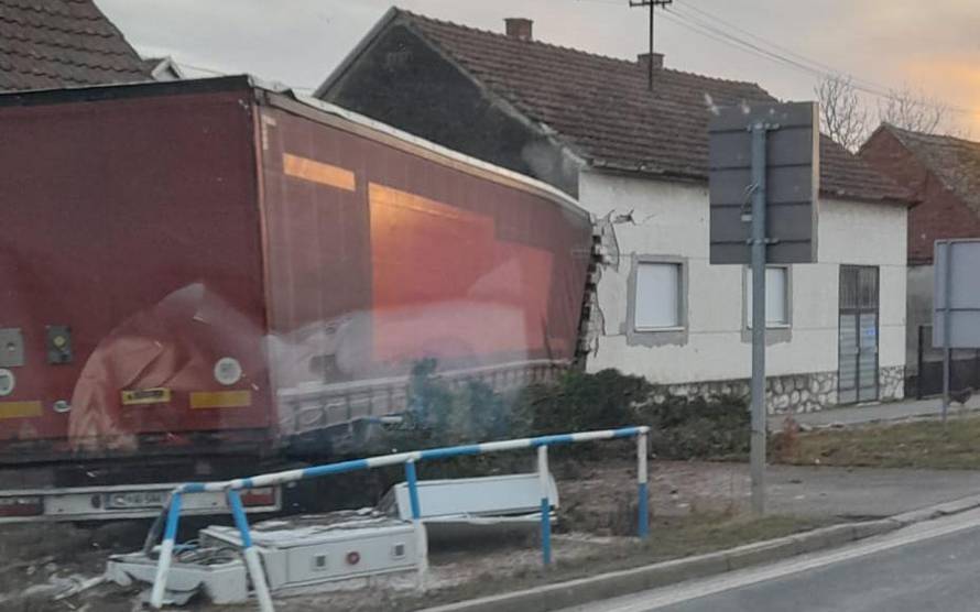 FOTO Kamionom probio zid kuće kod Vinkovaca: 'Strašno, cijeli prednji kraj im je ušao u sobu'