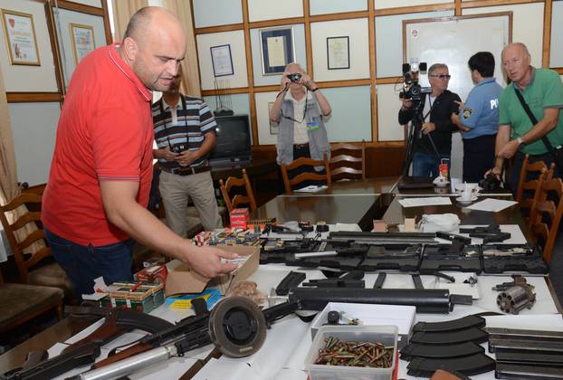 Sisak:  Konferencija za medije povodom zapljene veÄe koliÄine oruÅ¾ja