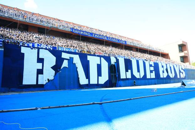 Torcida zapalila veliki transparent Bad Blue Boysima