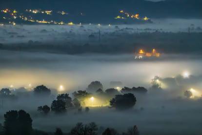 FOTO Mjesto Bisko je 'nestalo' pod gustom maglom, Karlovac je izgledao kao u bajci...