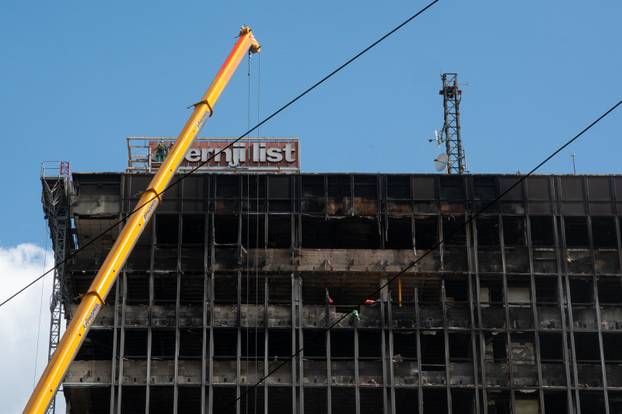 Zagreb: Uklanjanje natpisa Večernji list sa zgrade Vjesnika 