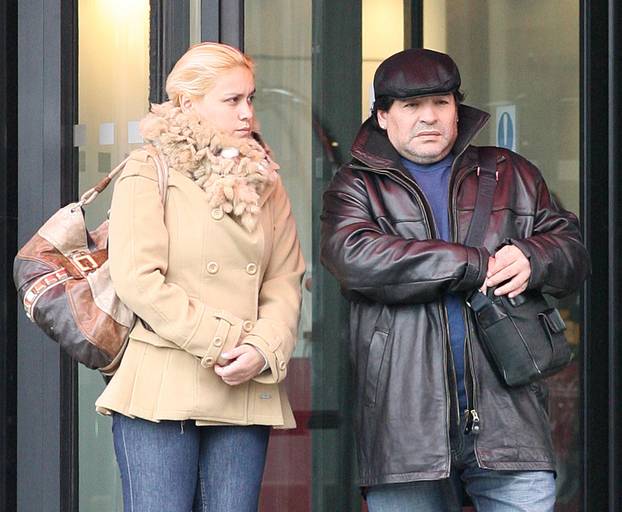 Manchester: Diego Maradona s cigarom odmara u centru Manchestera