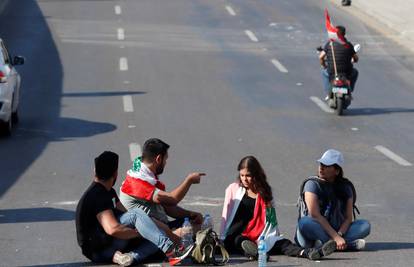 Prosvjednici blokirali ceste u Bejrutu i ostatku Libanona...