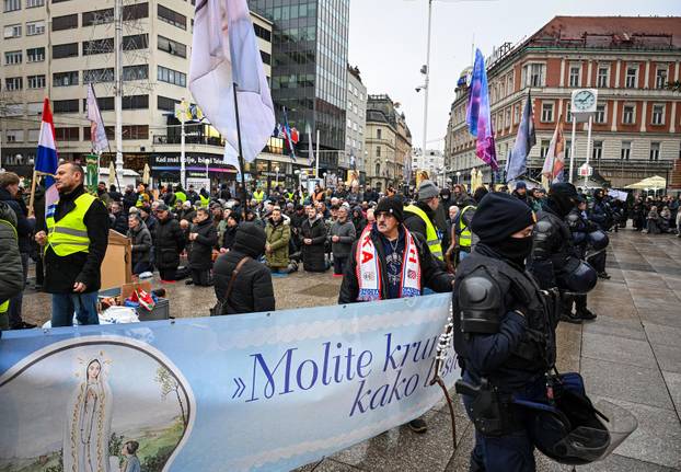 Zagreb: Molitelji i prosvjednici na Trgu bana Jelačića