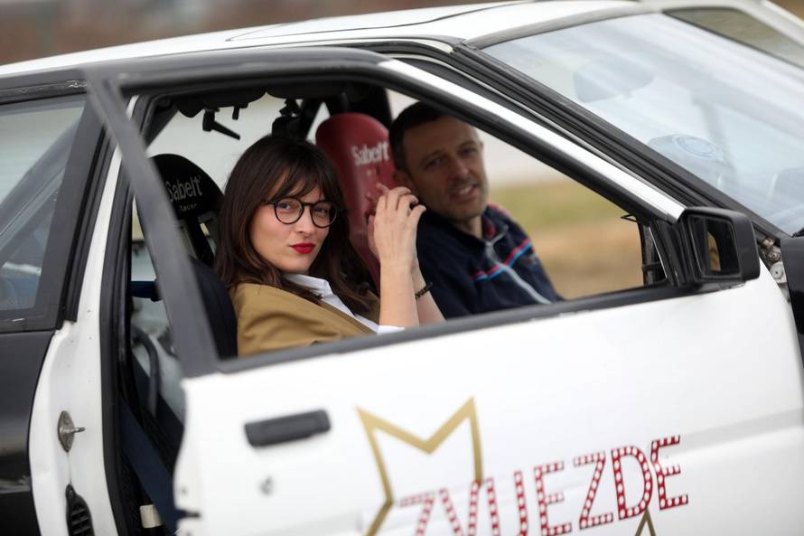 Sara iz 'Crno-bijelog svijeta' kod Šebalja mijenjala gumu, on je hvalio: 'Ti si baš idealna žena'