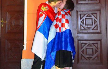 Ogrnuli se u hrvatsku i srpsku zastavu i ljubili se u Mostaru