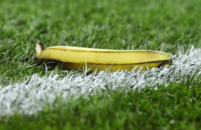 Navijači na teren bacili bananu te vrijeđali Marija Balotellija?
