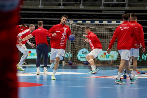 Zadar: Zagrijavanje rukometaša prije početka prijateljske utakmice između Hrvatske i Švicarske