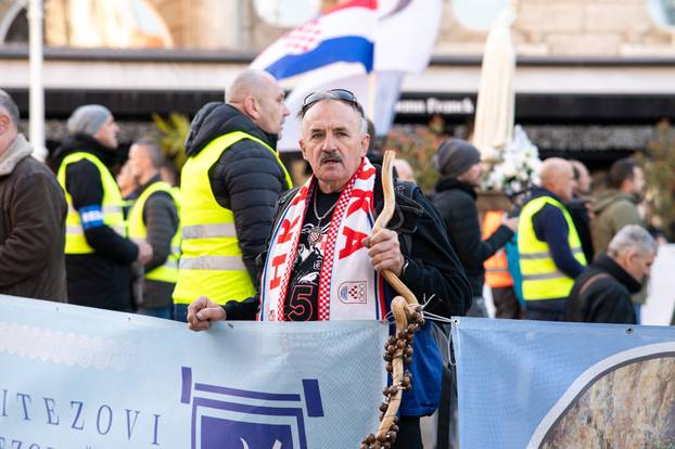 Zagreb: Molitelji se okupili na glavnom trgu, organiziran i protuprosvjed