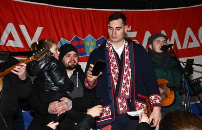 VIDEO Srebrnog debitanta uz tamburicu dočekali, Martinović poručio: 'Slušajte mamu i tatu'