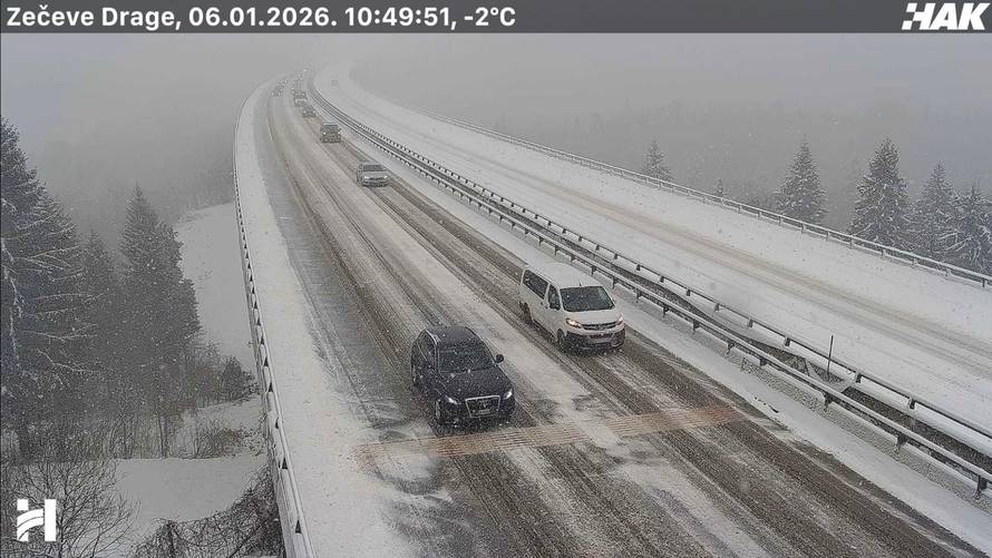 Kamion kod Novigrada na Dobri sletio s ceste: 'Kaos je na A6, ceste su skliske od snijega'