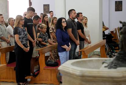 FOTO Održali misu za Olivera, na grob položili vijence i svijeće