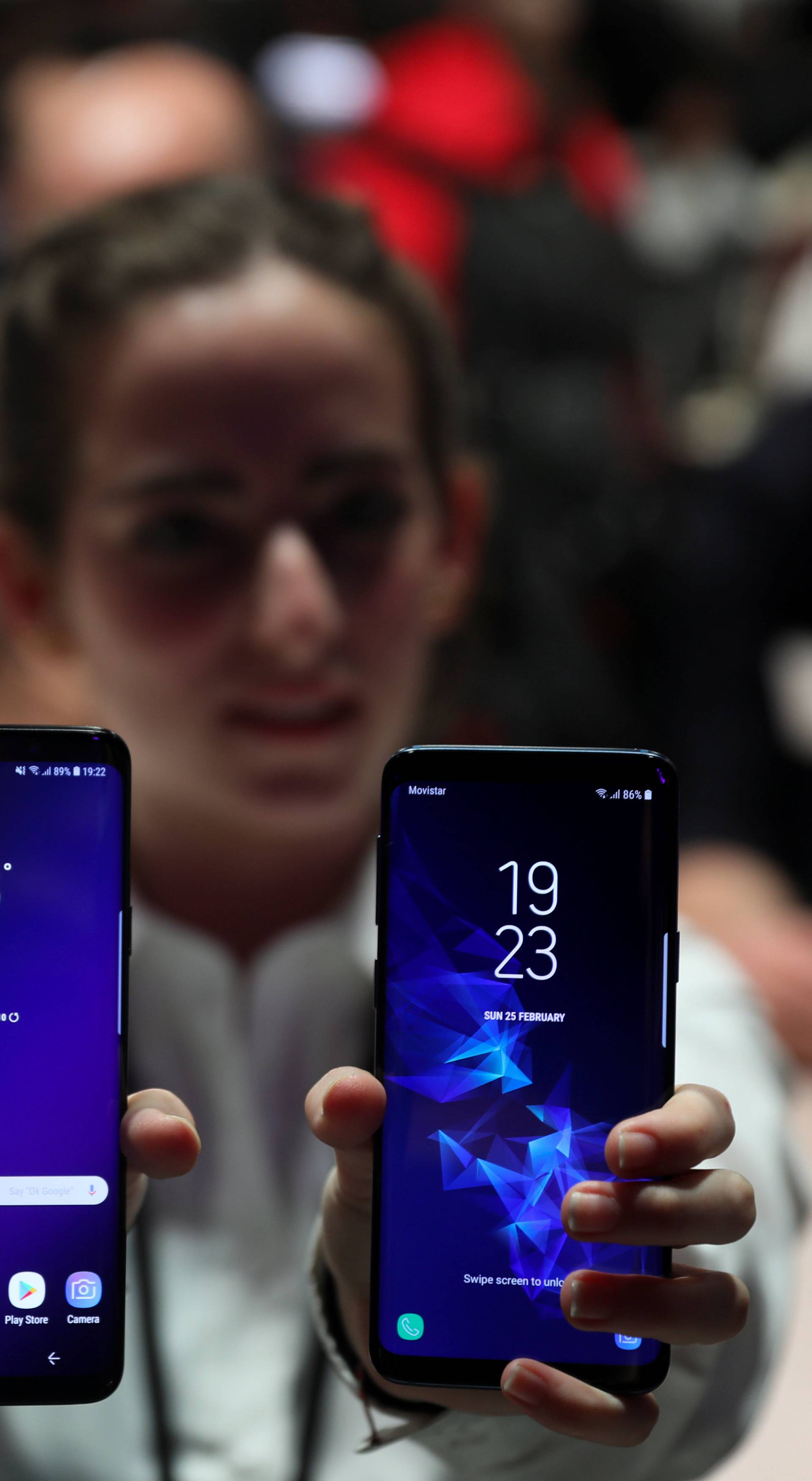 A hostess shows up Samsung's new S9 (R) and S9 Plus devices after a presentation ceremony at the Mobile World Congress in Barcelona