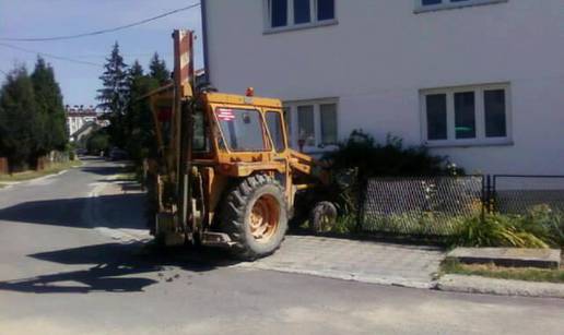 Bager sa nizbrdice otklizao u dvorište obiteljske kuće