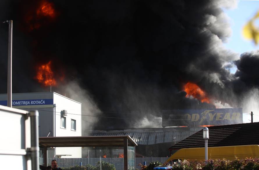 Sveta Nedelja: Požar u skladištu guma, hitne službe su na terenu