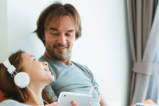 Većina roditelja djetetu želi biti prijatelj. Stručnjak objašnjava zašto je to kontraproduktivno