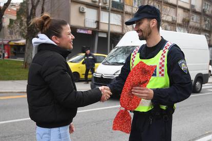 Dan žena i u prometu: Šibenski policajci davali ruže vozačicama