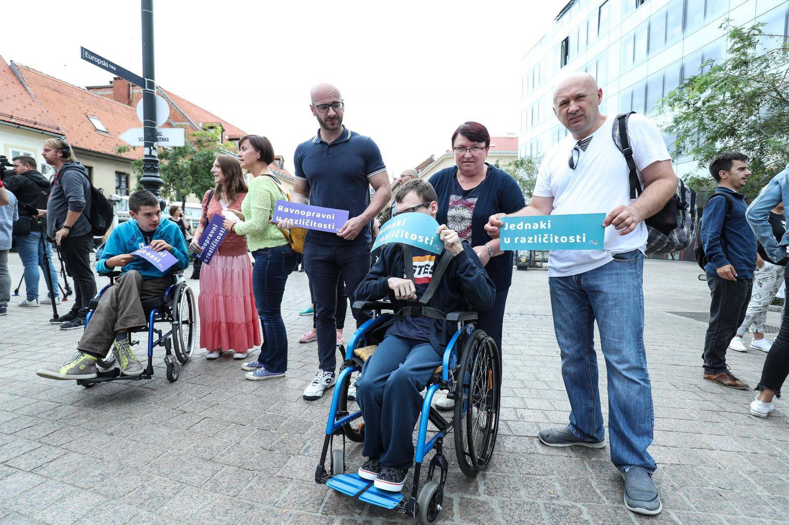 'Svake godine ista borba. Naša djeca ne mogu bez pomoćnika'