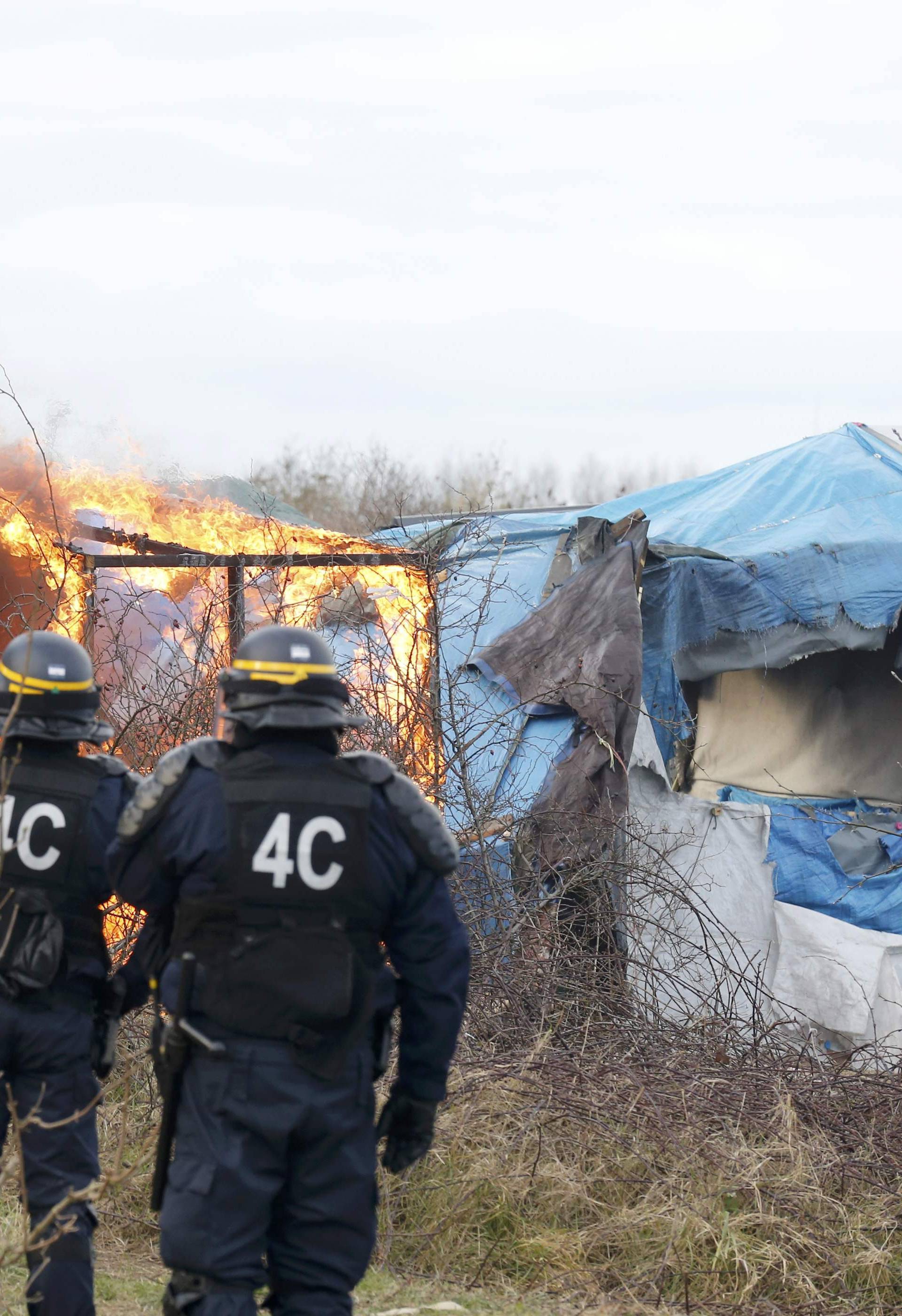 Kaotično u izbjegličkoj džungli: Kamp Calais nestaje u plamenu