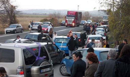 Pop se pogubio: I vjenčanje i sprovod zakazao je u isti sat