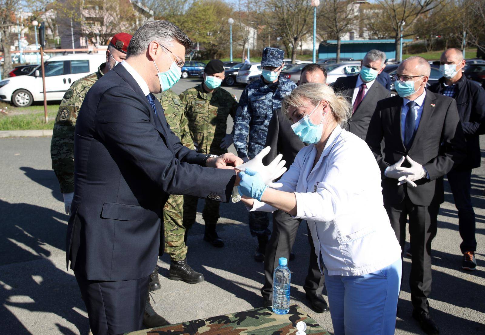 Zagreb: Premijer Plenković obišao vojne šatore postavljene u krugu KB Dubrava