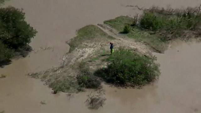 Spašavanje čovjeka zapelog na otoku usred rijeke u Kaliforniji: Poplava mu je odnijela auto