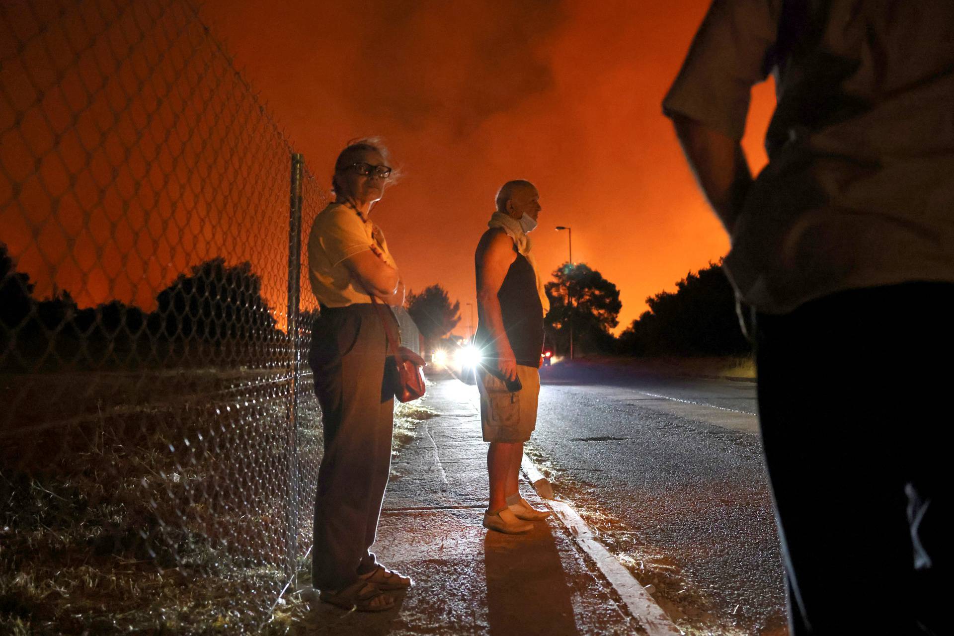 Wildfires rage in north of Athens