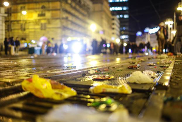 Zagreb: Ubrzo nakon završetka dočeka počelo je čišćenje trga 