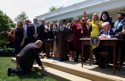 Vjerski vođe molili s Trumpom, jedan kleknuo ispred njega