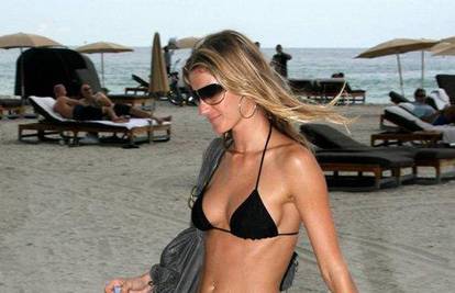Gisele Bundchen na plaži pokazala svoje seksi tijelo